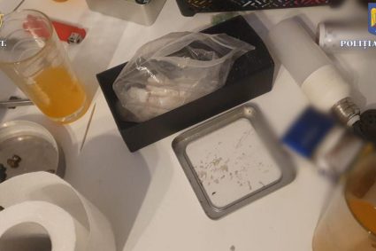 Doi tineri au introdus droguri in tara folosind o metoda neobisnuita