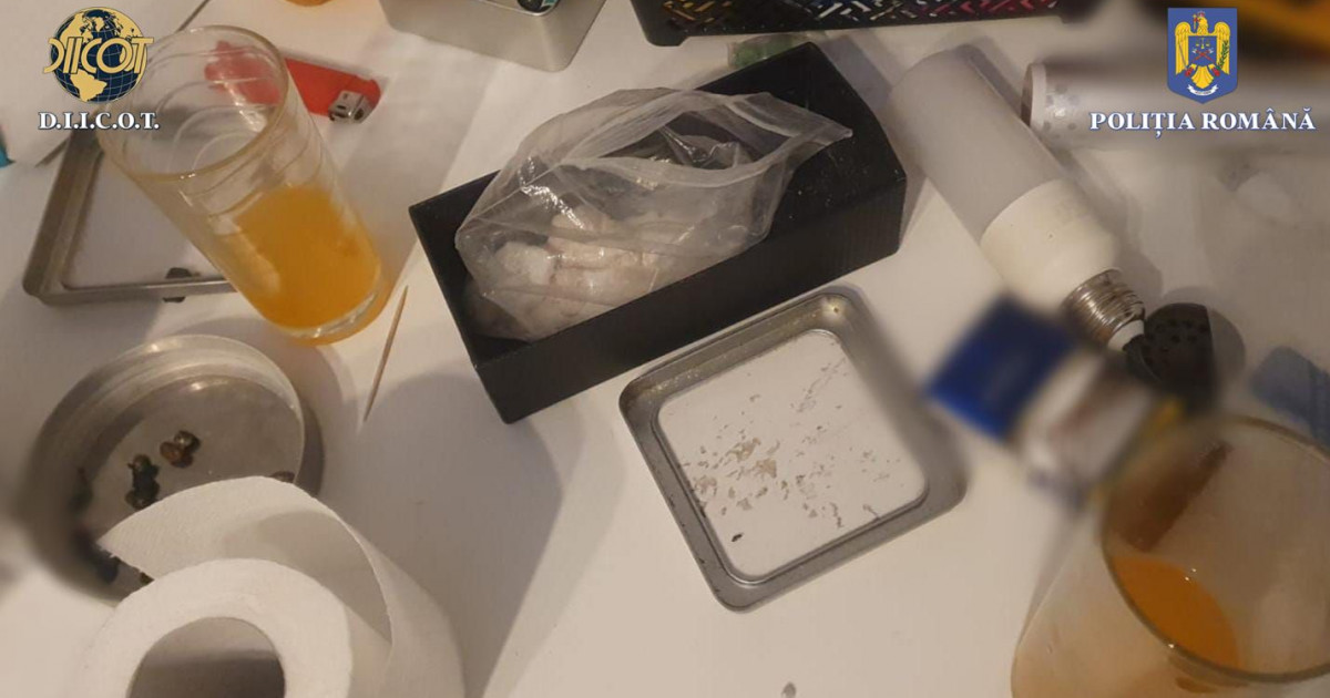 Doi tineri au introdus droguri in tara folosind o metoda neobisnuita