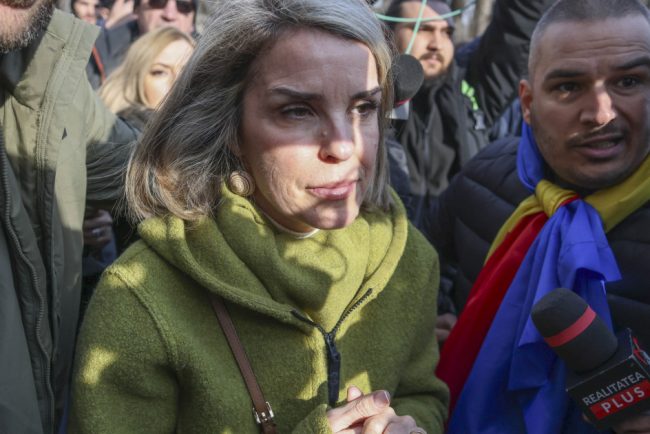 Bodyguard al Cristelei Georgescu prins cu arma neletala la protest