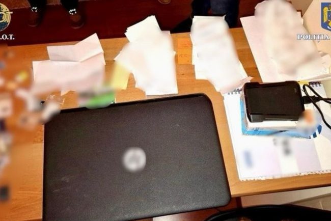 Perchezitii la romani acuzati de clonare de carduri
