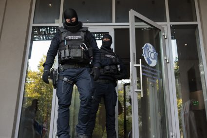 Doi barbati anchetati de DIICOT arestati preventiv ceilalti patru sub control judiciar