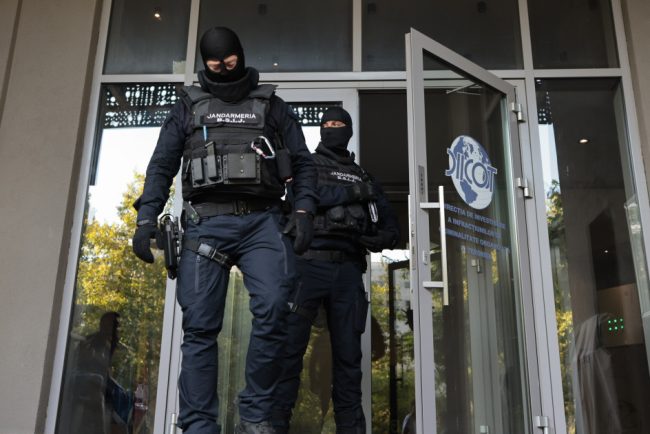 Doi barbati anchetati de DIICOT arestati preventiv ceilalti patru sub control judiciar