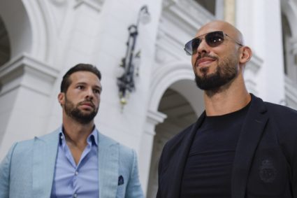 Fratii Andrew si Tristan Tate revin in Romania 185000 de dolari pentru un zbor privat ca sa semneze o hartie