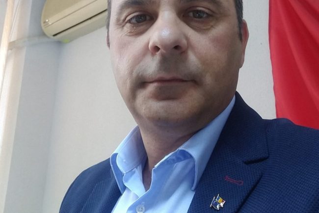 Directorul DSVSA Tulcea prins luand mita si aruncand bani in WC Procurorii au spart toaleta pentru a recupera banii