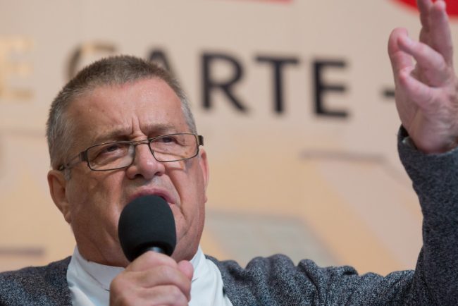 Mircea Dinescu il da in judecata pe Victor Ponta