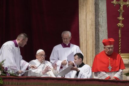 Moment emotionant la Vatican Papa Francisc binecuvanteaza multimea