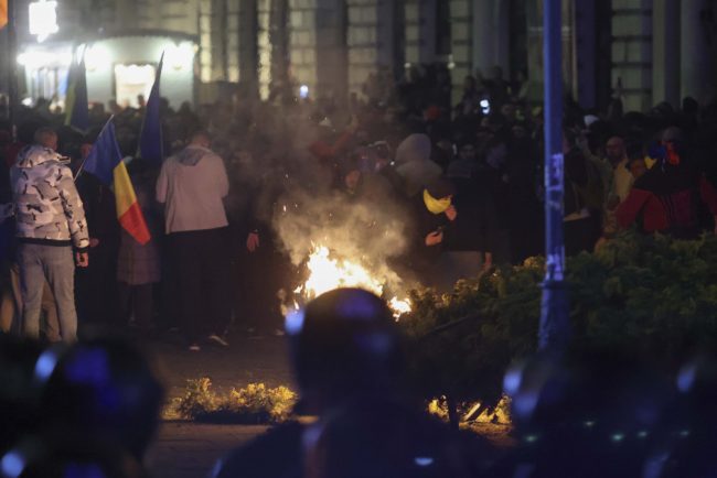 Patru protestatari retinuti dupa violente in fata BEC