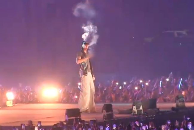 Rapperul Wizz Khalifa amendat in Romania pentru droguri