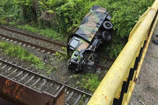 Camion militar rasturnat in Valcea soldati raniti