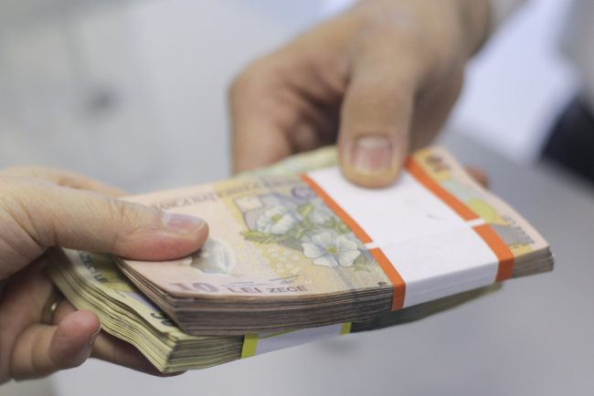 Cinci funct ionari bancari ancheta ti pentru frauda cu credite