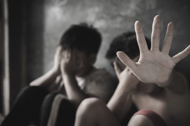 Doi copii din Arad fortati sa munceasca la oi batutii si infometati de tatal lor Barbatul a fost arestat