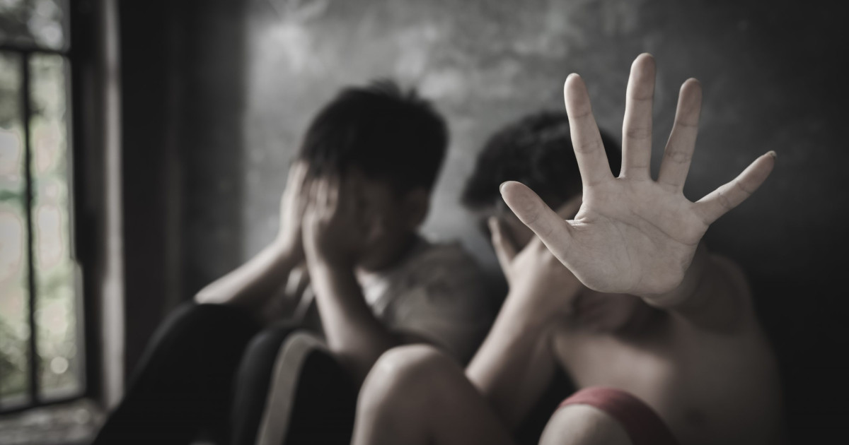 Doi copii din Arad fortati sa munceasca la oi batutii si infometati de tatal lor Barbatul a fost arestat