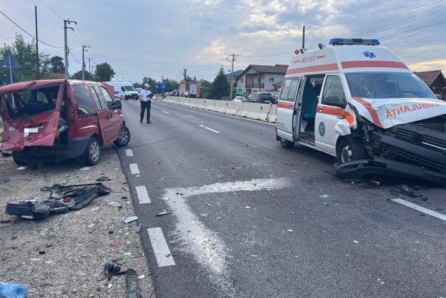 Ambulanta in misiune lovita de o masina doi raniti