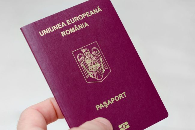 Doi functionari retinuti doi sub control judiciar pentru buletine false