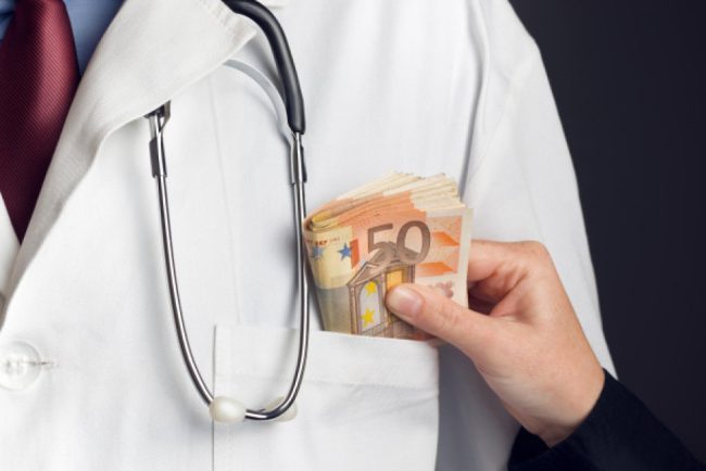 Medic de la Spitalul Floreasca prins luand mita