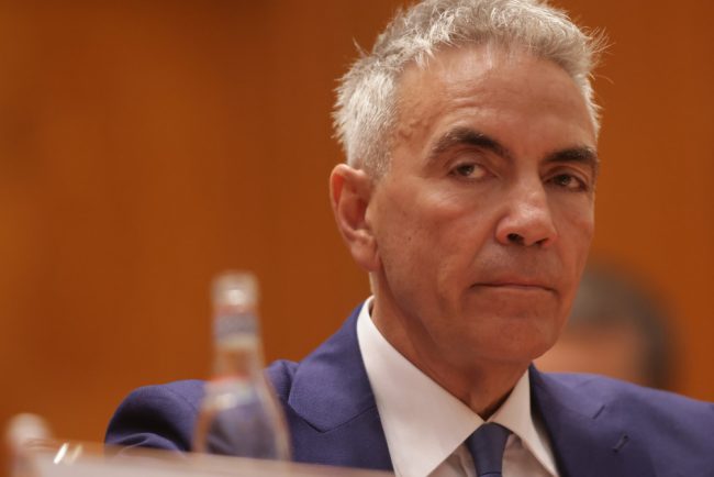 Vicepremierul Dragos Anastasiu a platit ani taxa de protectie pentru firma sa