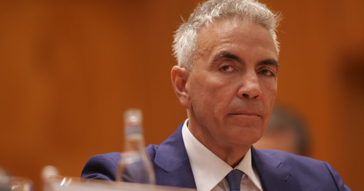 Vicepremierul Dragos Anastasiu a platit ani taxa de protectie pentru firma sa