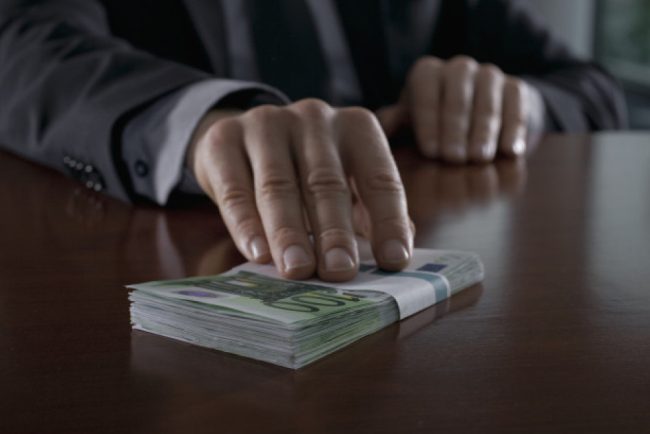 Doi policisti ar fi primit peste 100000 euro