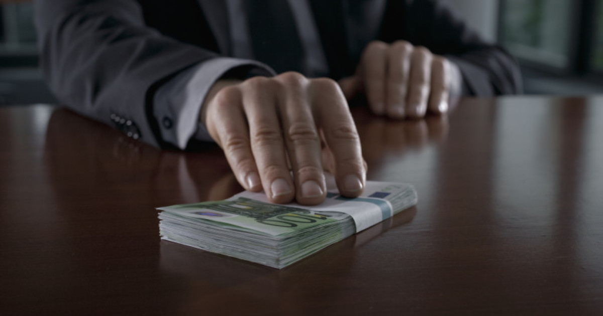 Doi policisti ar fi primit peste 100000 euro
