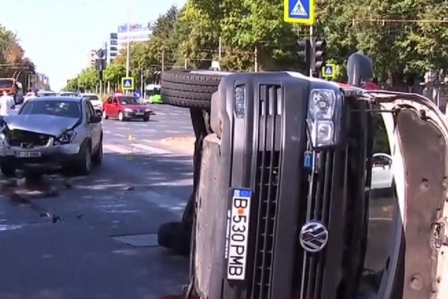 Accident grav in Capitala Ambulanta rasturnata doi raniti