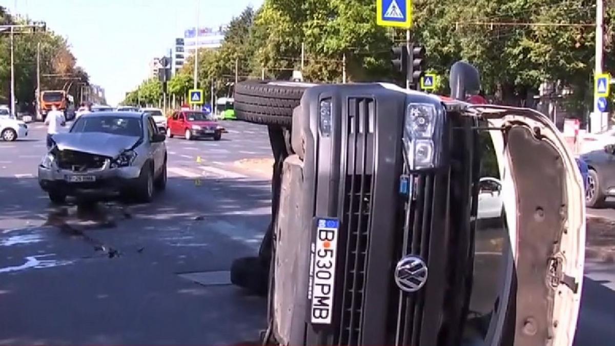 Accident grav in Capitala Ambulanta rasturnata doi raniti