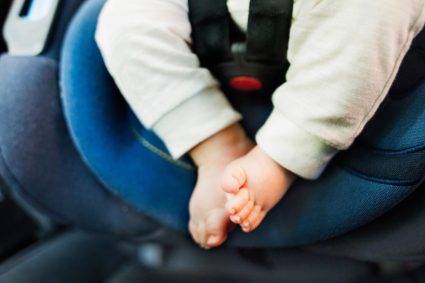 Bebelus mort dupa ce s a lovit la cap intr o masina Parintii condamnati la inchisoare pentru ca nu aveau scaun auto