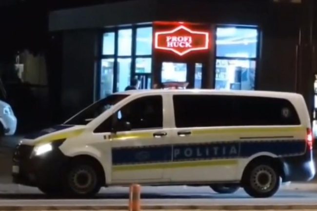 O tanara de 23 de ani a fost injunghiata in fata copiilor