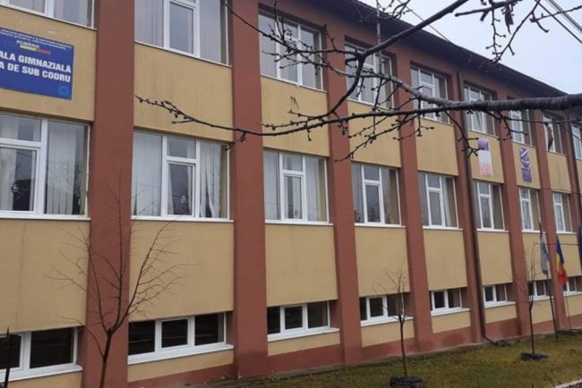 Un baiat de 12 ani a murit asteptandu si mama