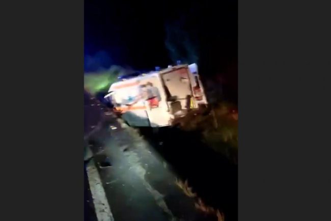 Accident grav pe DN1 ambulanta si masina implicate