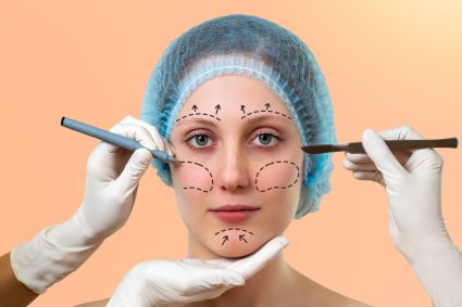O femeie retinuta pentru ca a pretins ca este medic estetician
