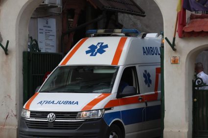 Pacientul scapat de pe targa a cazut in coma