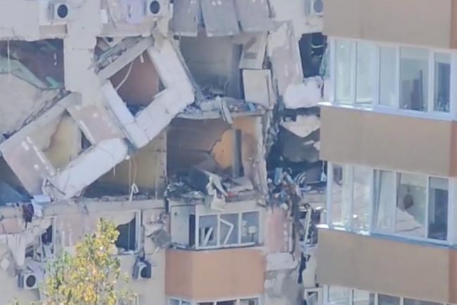 Tanara de 17 ani operata la coloana dupa explozie