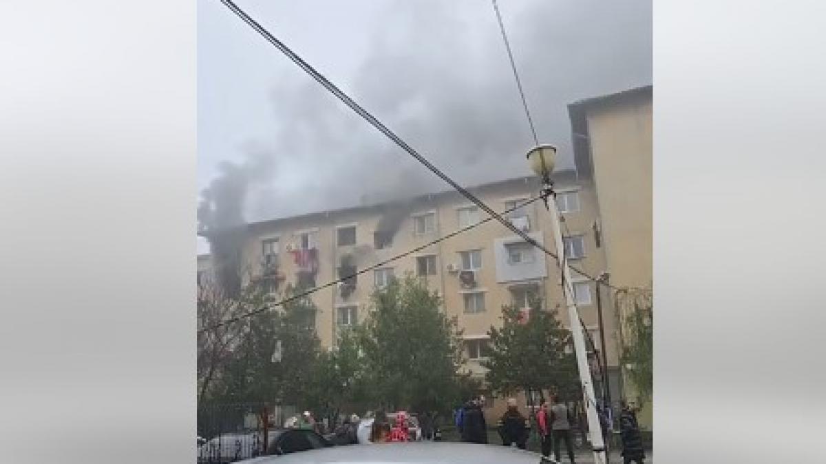 Explozie si incendiu la un bloc din Bals