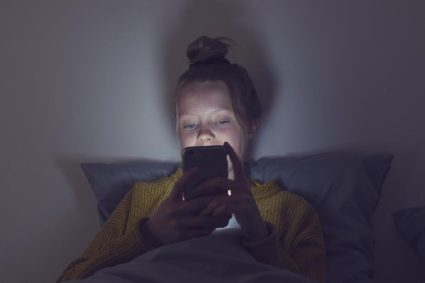Generatia Alpha si influenta ecranelor inainte de somn