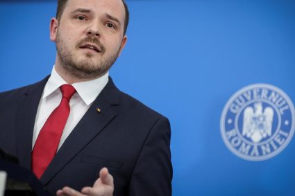 Rogobete Medici renuntati la bijuterii si unghii false