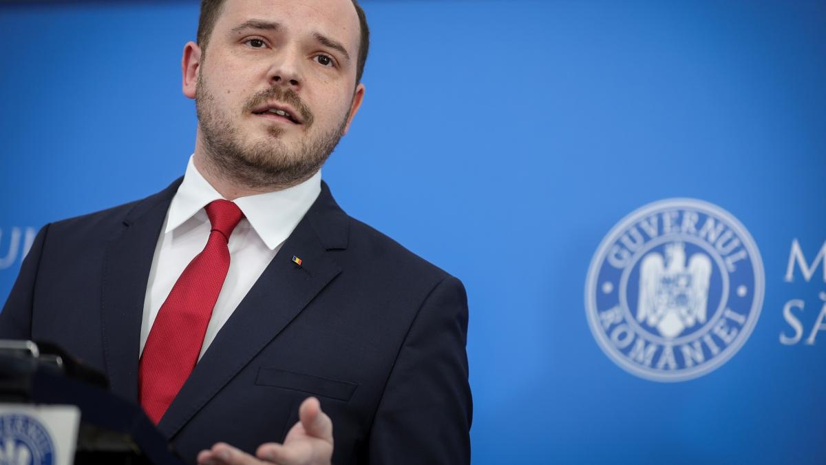 Rogobete Medici renuntati la bijuterii si unghii false