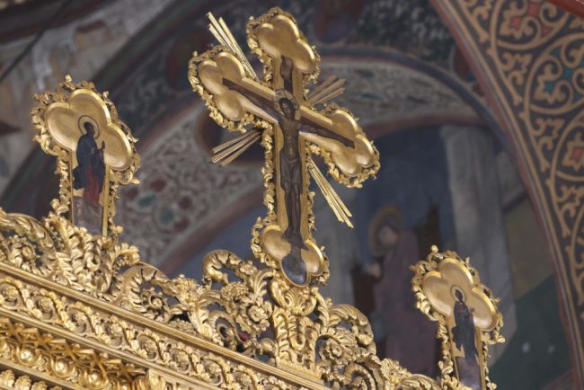 doi tineri au furat sonorizarea unei biserici din sibiu