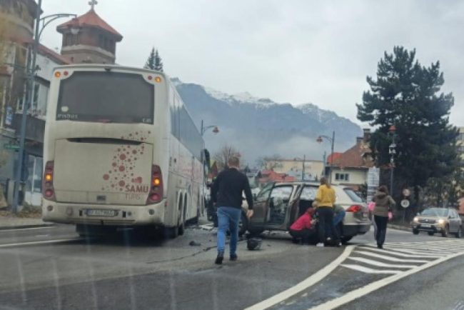 Autocar cu 71 de pasageri tamponat la Sinaia