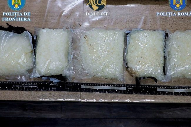 Droguri ascunse in masina ucrainean si romani arestati
