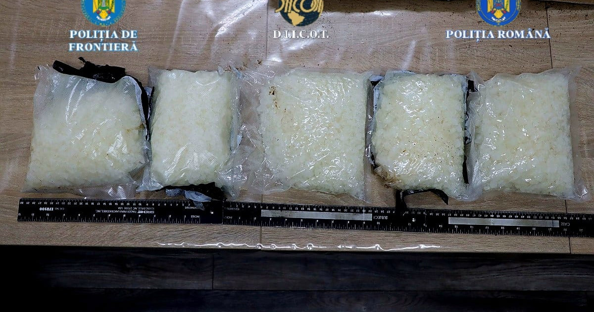 Droguri ascunse in masina ucrainean si romani arestati