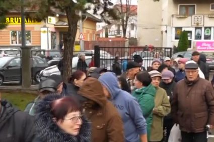 Imagini din timpul lui Ceausescu Cozi lungi la apa