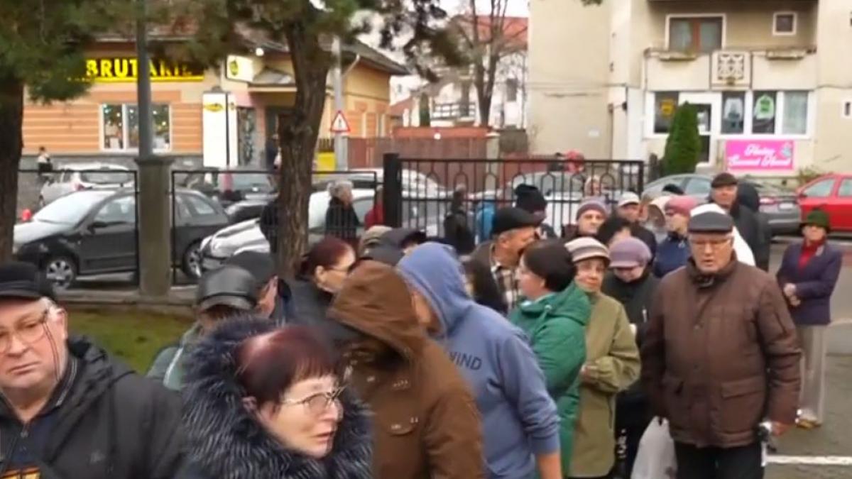 Imagini din timpul lui Ceausescu Cozi lungi la apa
