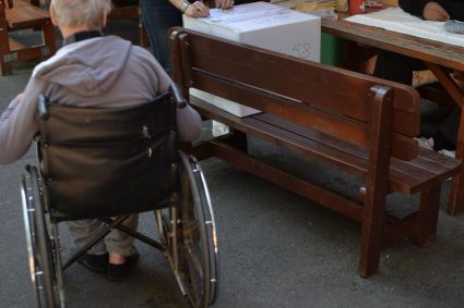 Zeci de mii de pacienti cu dizabilitati se tem de indemnizatii