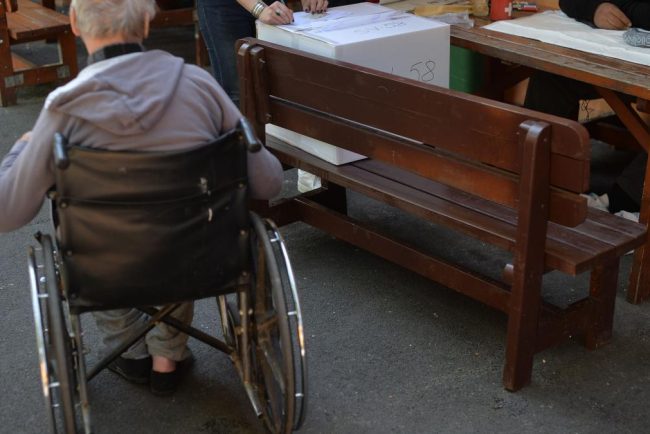 Zeci de mii de pacienti cu dizabilitati se tem de indemnizatii
