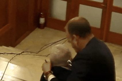 Fostul deputat Dan Vilceanu va afla astazi daca va fi judecat pentru ca l a agresat pe Florin Roman in Parlament