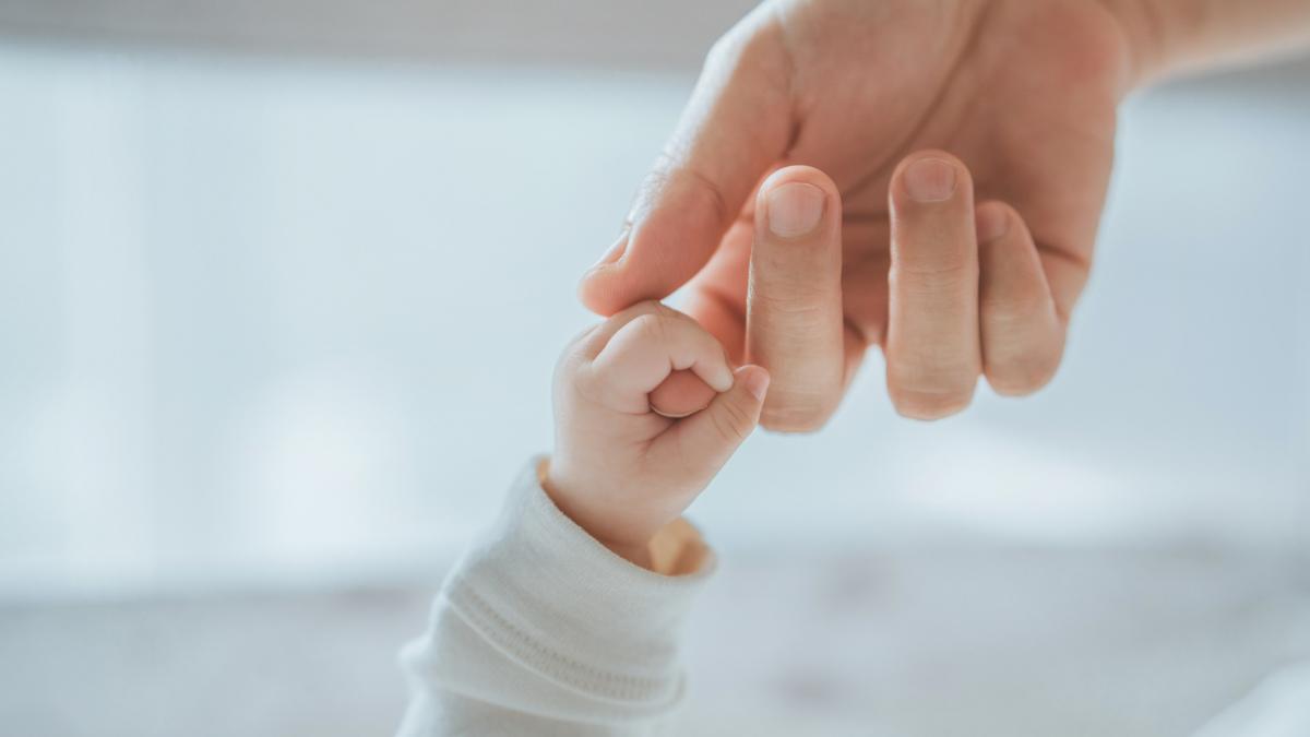 Proiect Guvernul ar putea acorda vouchere de 15000 lei pentru tratamente de fertilizare in vitro