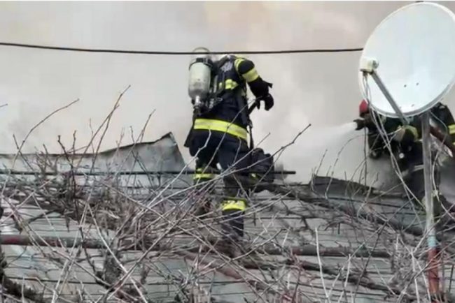incendiu devastator la case si anexe gospodaresti pe o strada din bucuresti doua persoane au fost