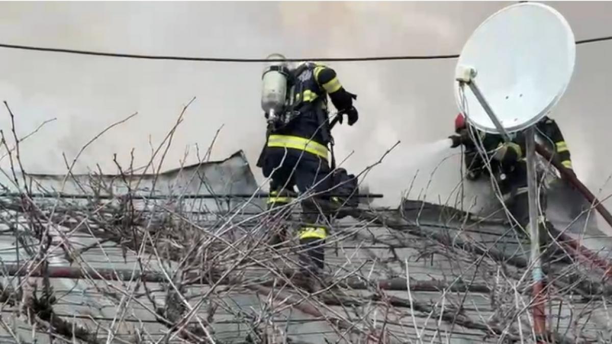 incendiu devastator la case si anexe gospodaresti pe o strada din bucuresti doua persoane au fost