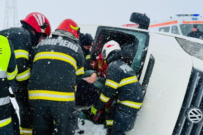 Accident in Giurgiu un microbuz cu 16 pasageri s a rasturnat A fost activat Planul Rosu
