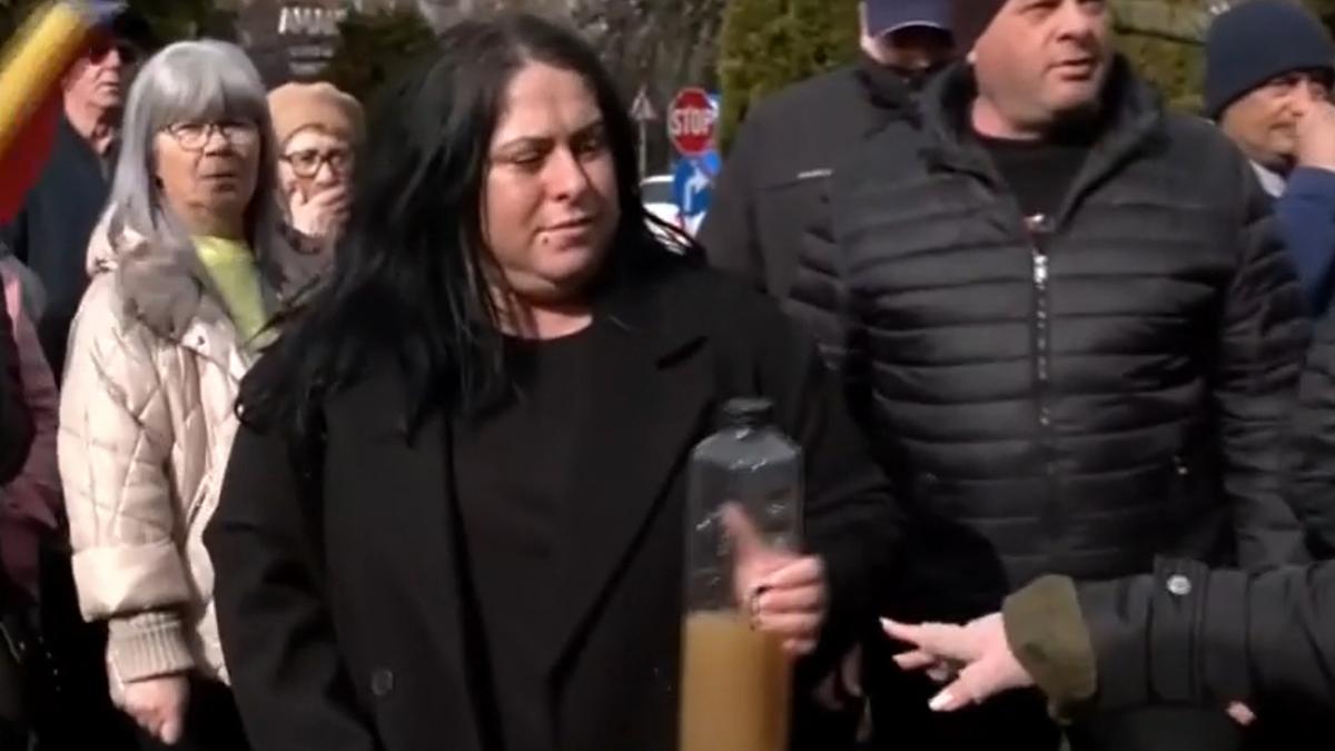 Apa apa apa Oamenii disperati din Curtea de Arges au iesit din nou la protest si au adus
